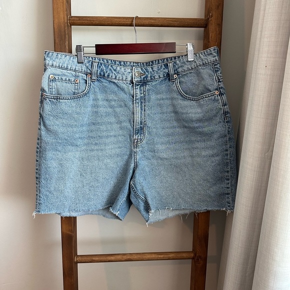 H&M High Rise Denim Shorts - Raw Hem - Picture 2 of 8